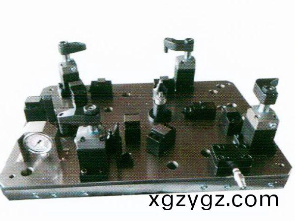 齒(chi)輪(lun)室(shi)罩(zhao)蓋(gai)液(ye)壓(ya)裌具